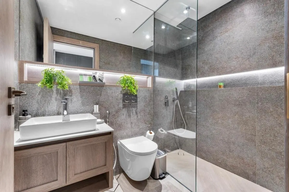 Waves - Elegant & Lavish Studio Apt For 4 In Jvc Dubai 0*,